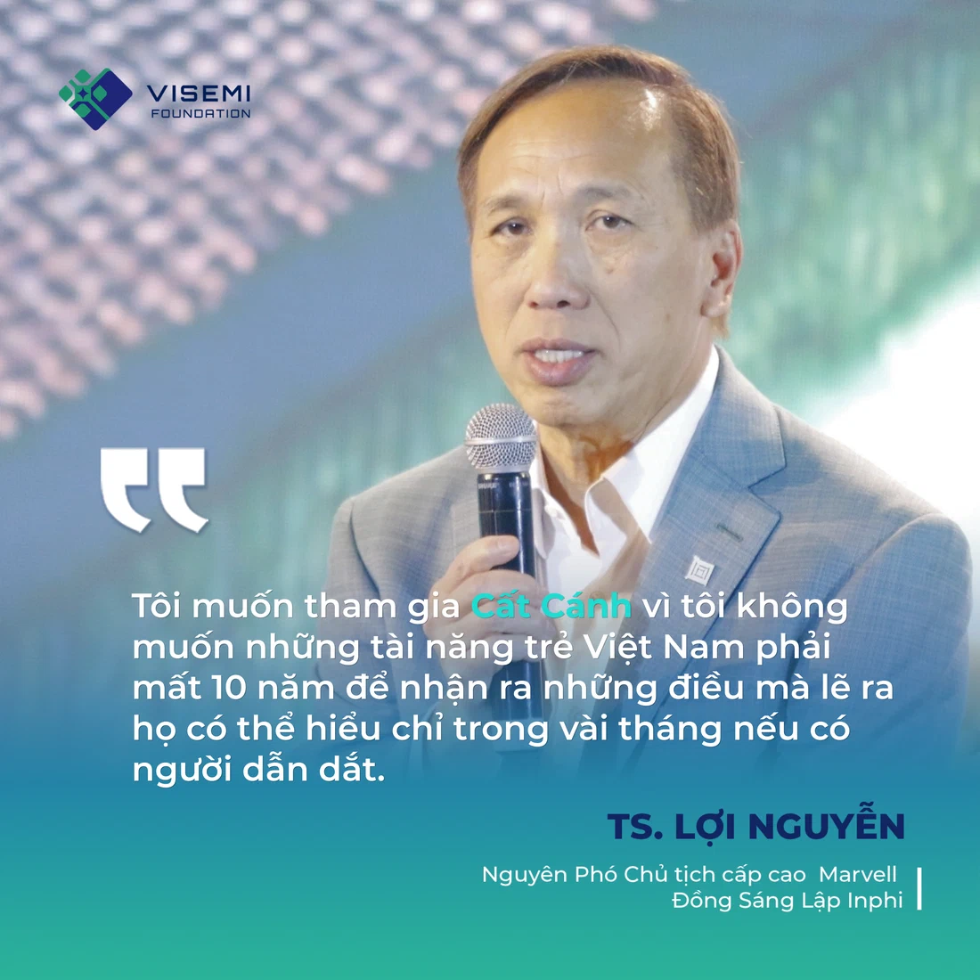 Dr. Loi Nguyen speaking at the Cất Cánh launch, beside his quote in Vietnamese about mentoring young Vietnamese talent.